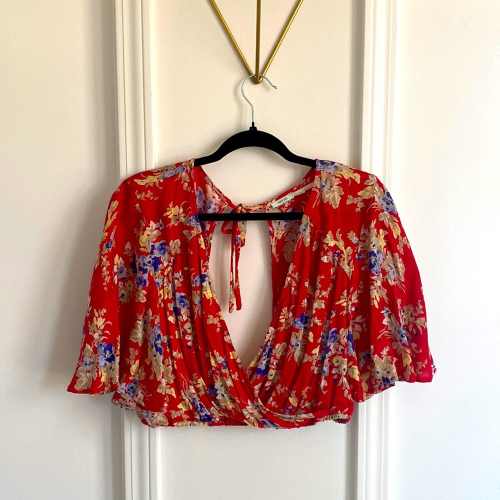 Kimchi Blue size M red floral surplice crop top